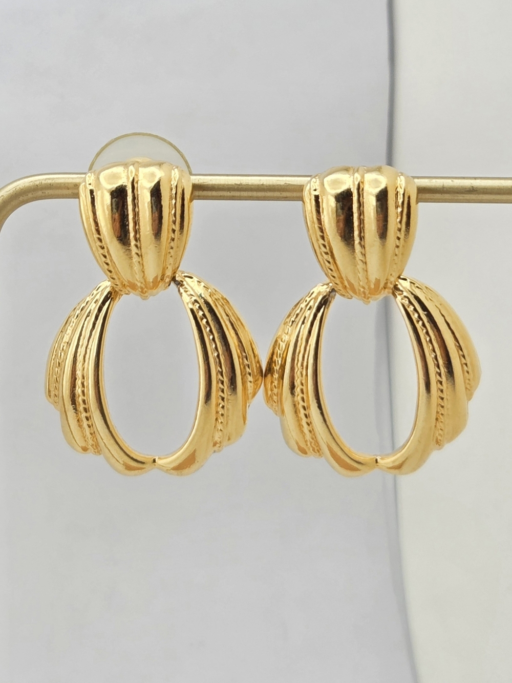 Vintage Anne Klein Gold Tone Ribbed Door Knocker Dangle Earrings Post Back